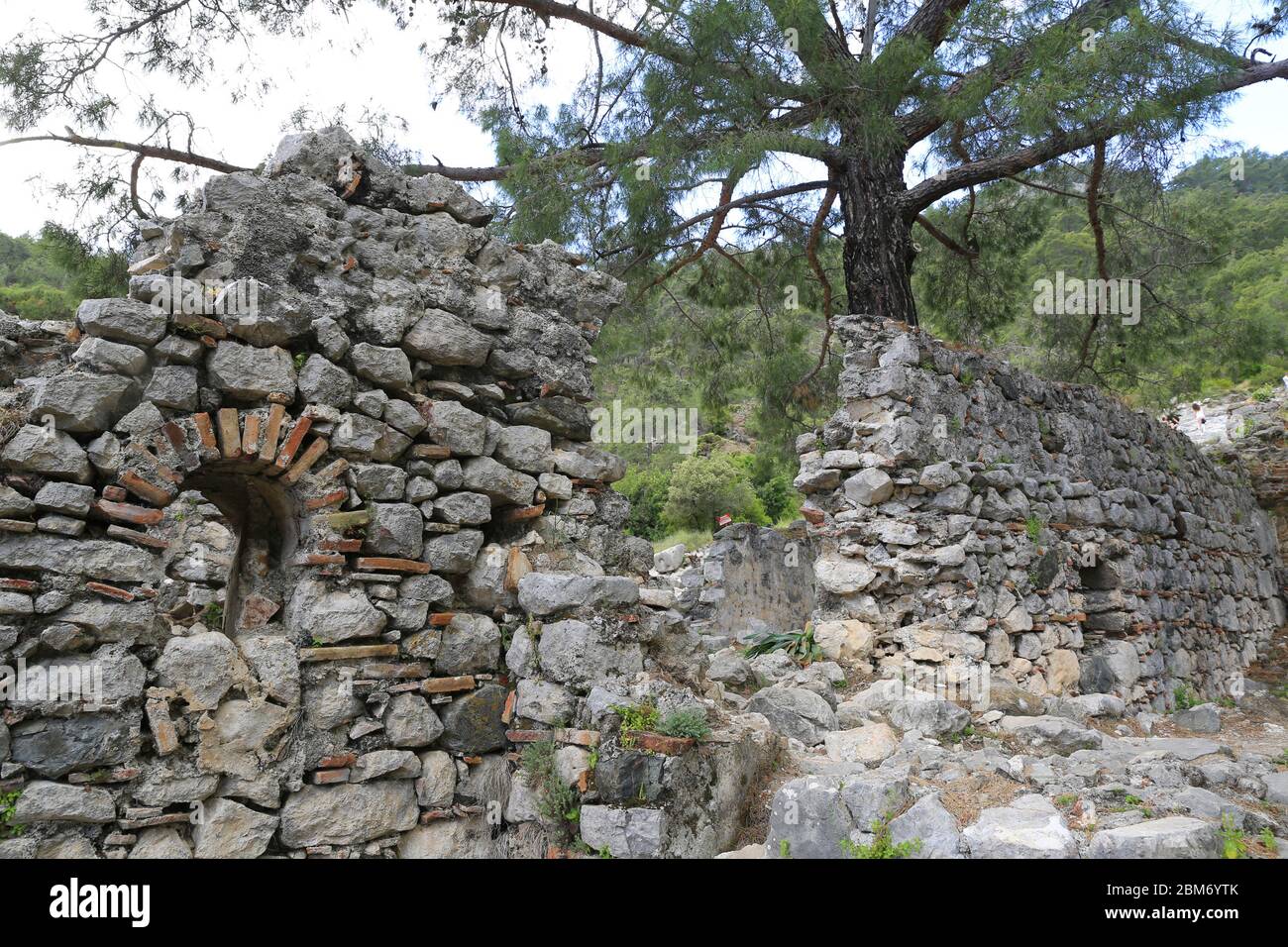 Vista sulla rovine della chiesa di Chimera nella foresta vicino Yanartash sfiati naturali con fiamme perpetue. Famoso turistico Lician Way in Turchia Foto Stock