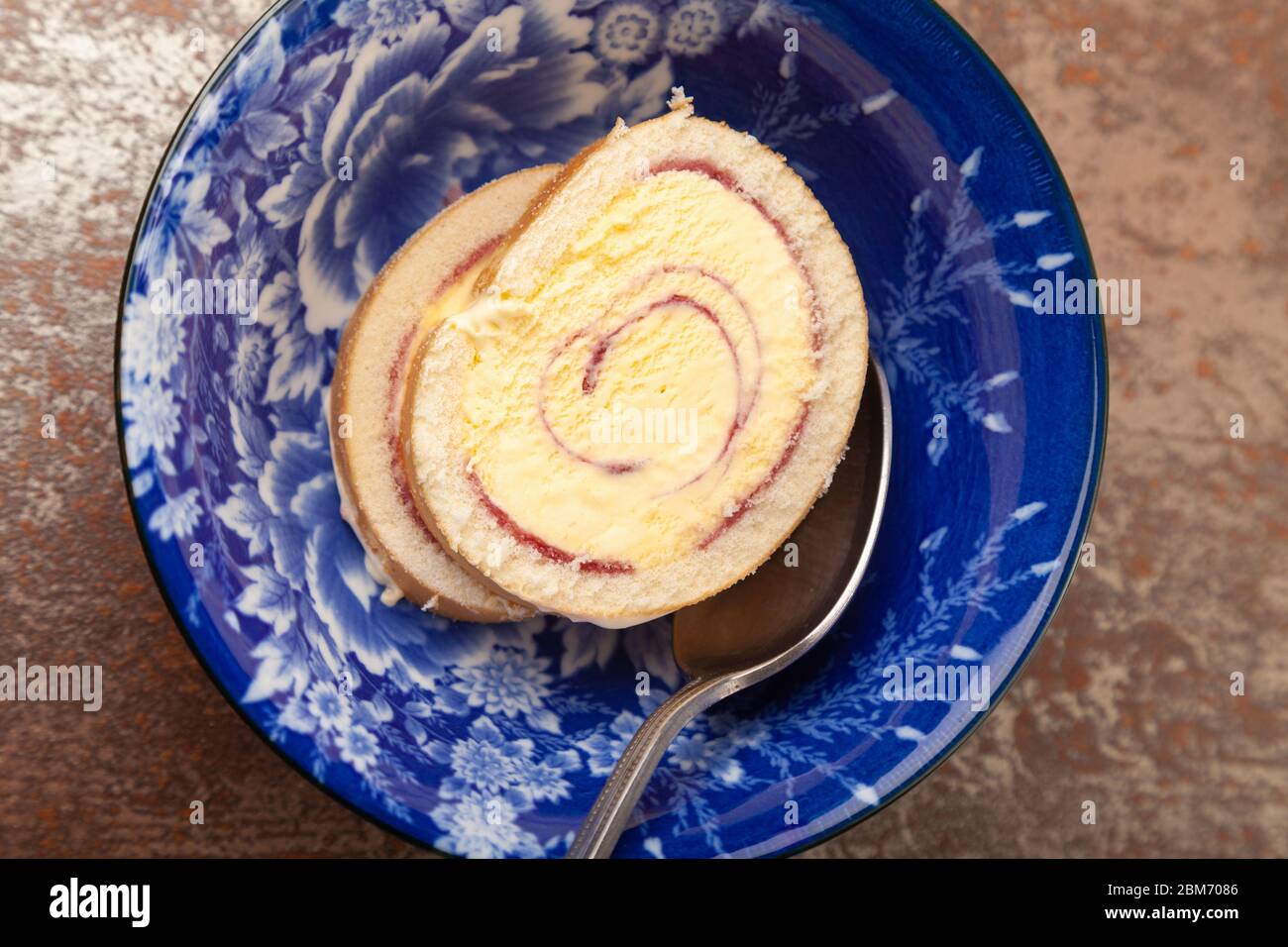 Fette di dessert Arctic Roll in una ciotola vista dall'alto. Foto Stock