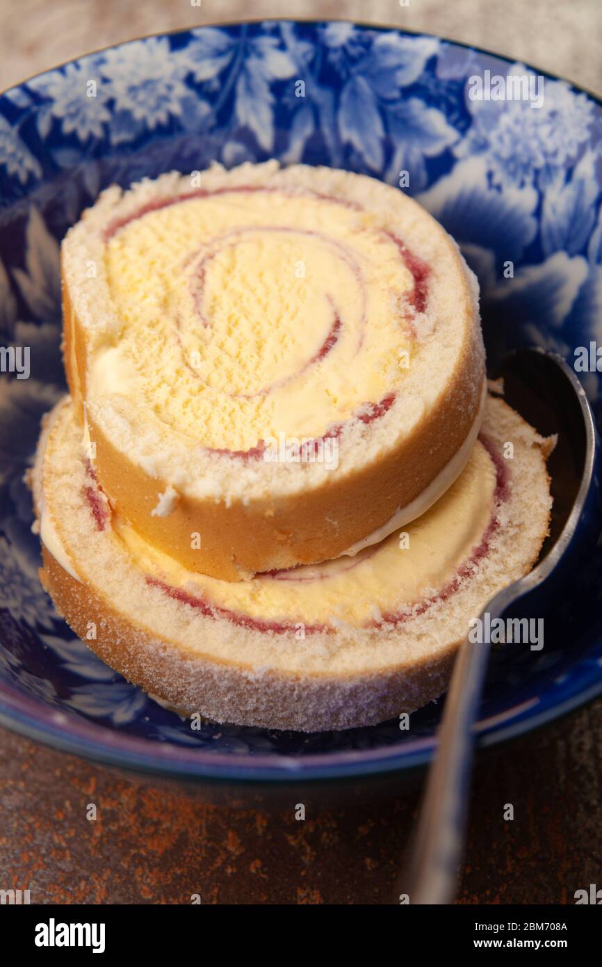 Fette di dessert Arctic Roll in una ciotola Foto Stock