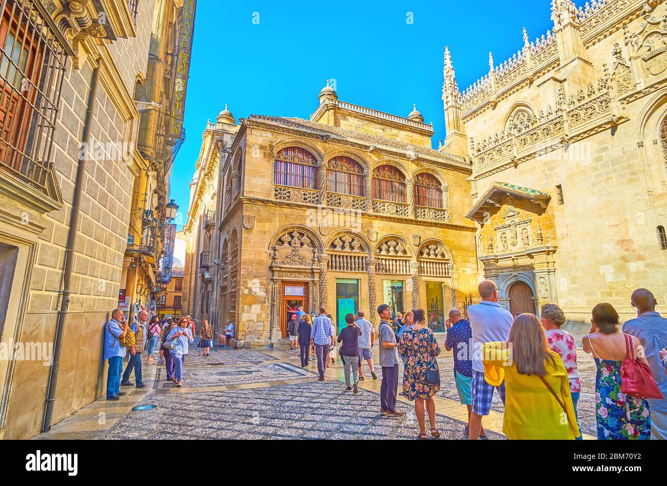 GRANADA, SPAGNA - 27 SETTEMBRE 2019: La coda dei turisti presso l'edificio gotico in arenaria di Capilla Real (Cappella reale), decorato con garl scolpito Foto Stock