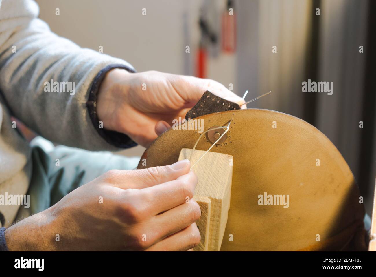 Lavorazione artigianale di cucitura delle borse in pelle. Colla lavorazione pelle Foto Stock