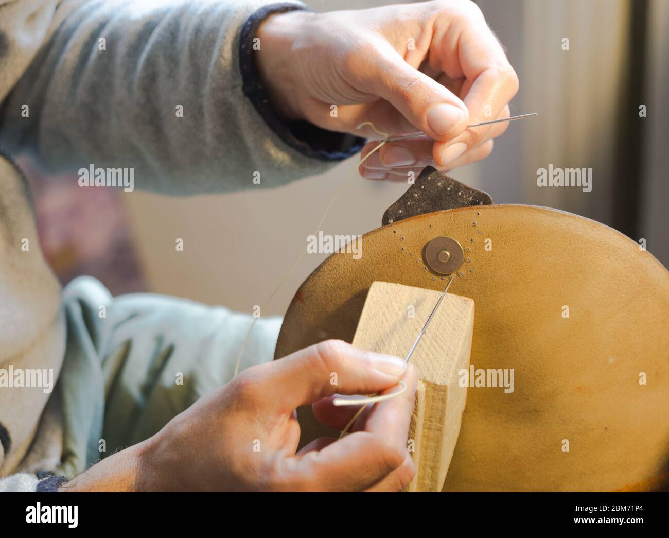 Lavorazione artigianale di cucitura delle borse in pelle. Colla lavorazione pelle Foto Stock
