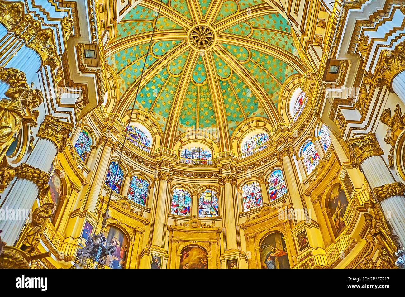 GRANADA, SPAGNA - 25 SETTEMBRE 2019: La cupola ornata della Cappella principale della Cattedrale è circondata da vetrate capolavoro, il 25 settembre Foto Stock