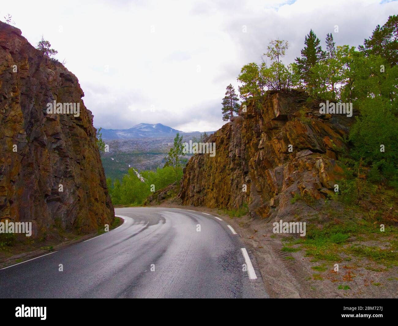 Strada in Norvegia montagne Foto Stock