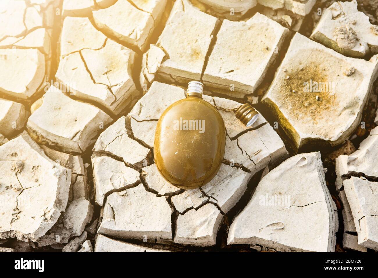 Pallone vuoto nel deserto. Siccità e scarsità di acqua causate dal riscaldamento globale Foto Stock