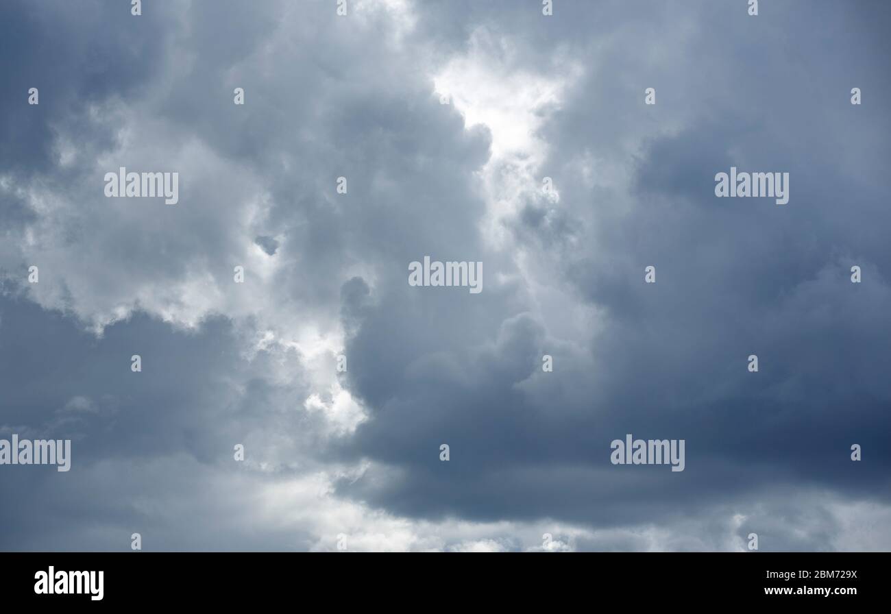 Nuvole di pioggia grigio scuro che coprono il cielo Foto Stock