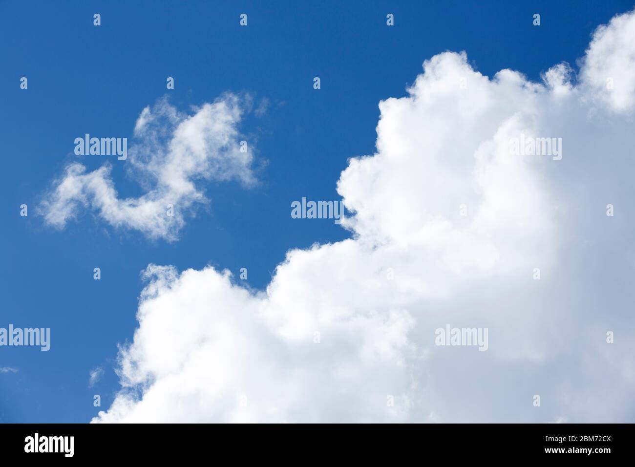 Bordo di una grande nuvola bianca e una piccola nuvola davanti ad essa, Finlandia Foto Stock
