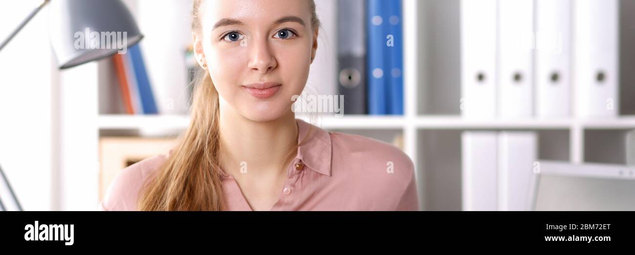 Ragazza in ufficio su cartelle e libri di sfondo Foto Stock