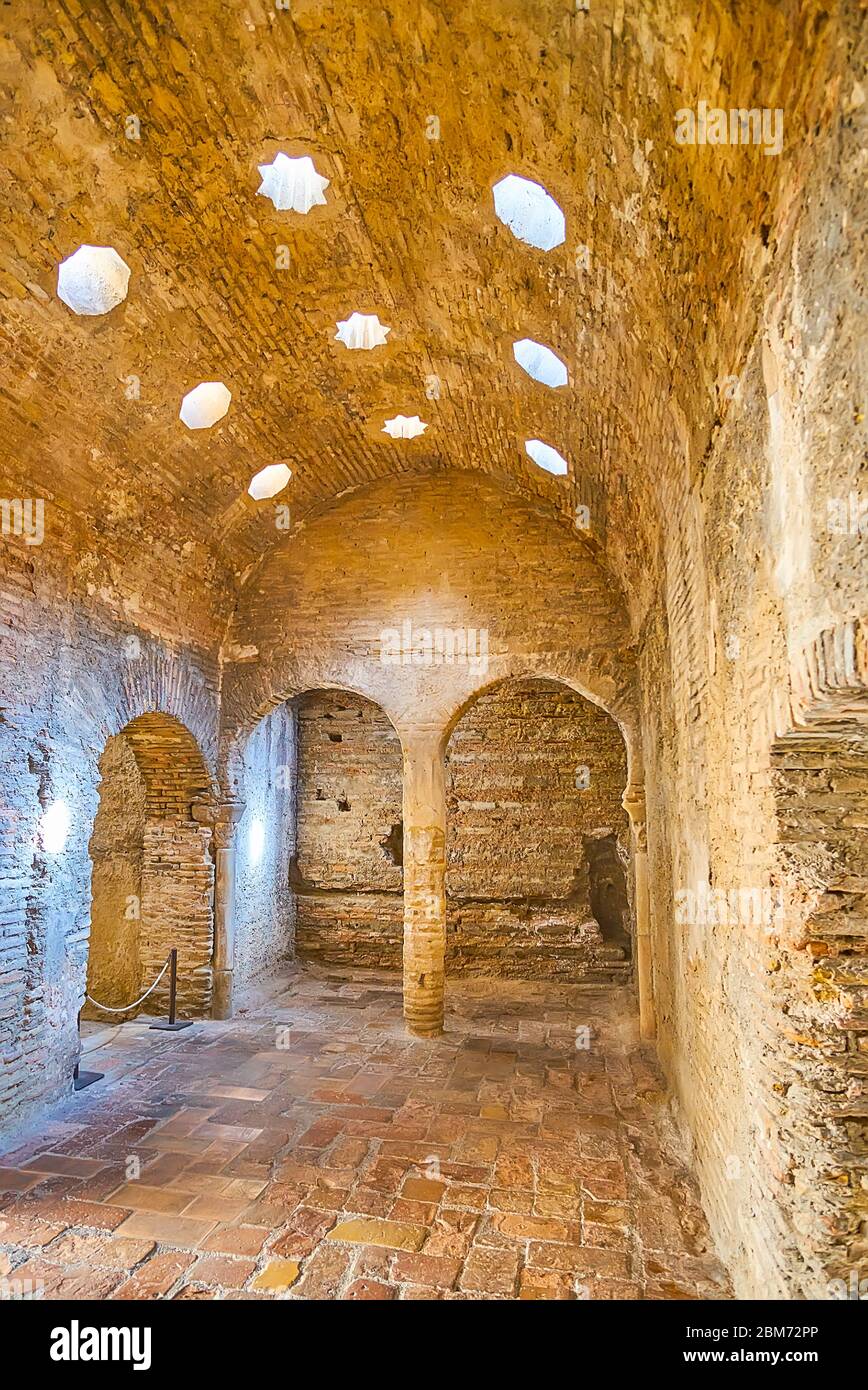 GRANADA, SPAGNA - 25 SETTEMBRE 2019: L'interno in mattoni di El Banuelo (bagni arabi, hammam) con i fori luminosi nella volta, il 25 settembre a Granada Foto Stock