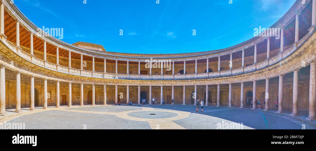 GRANADA, SPAGNA - 25 SETTEMBRE 2019: Panorama del Palazzo Carlos V dell'Alhambra con patio circolare e terrazza a due piani con pilastri in pietra multipli, ON Foto Stock