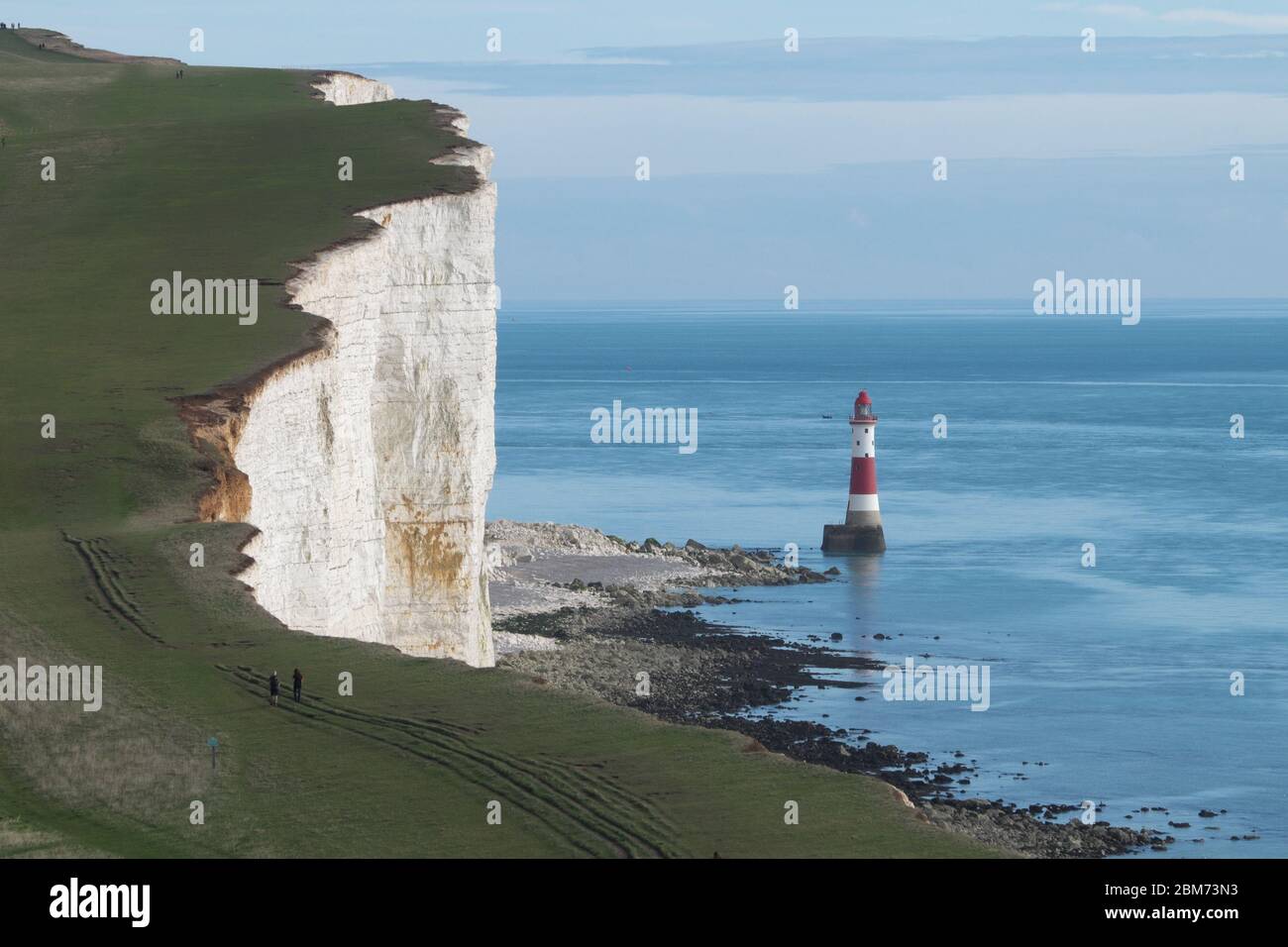 Faro di Beachy Head visto dal percorso roccioso vicino Eastbourne, parte di South Downs Way nel Sussex orientale Foto Stock