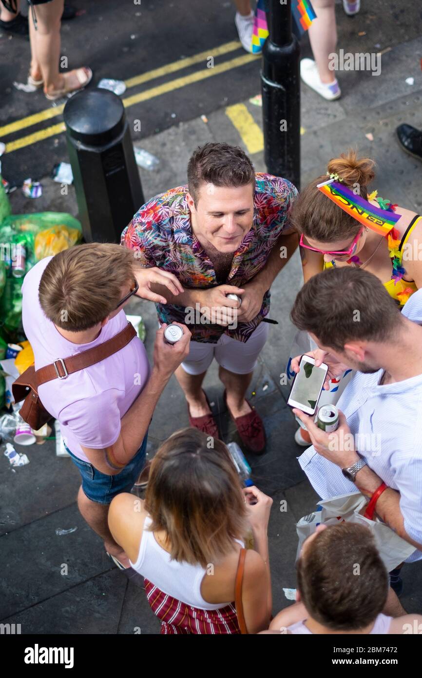 Vista panoramica su giovani rivelatori alla London Pride Parade, 7 luglio 2018 Foto Stock