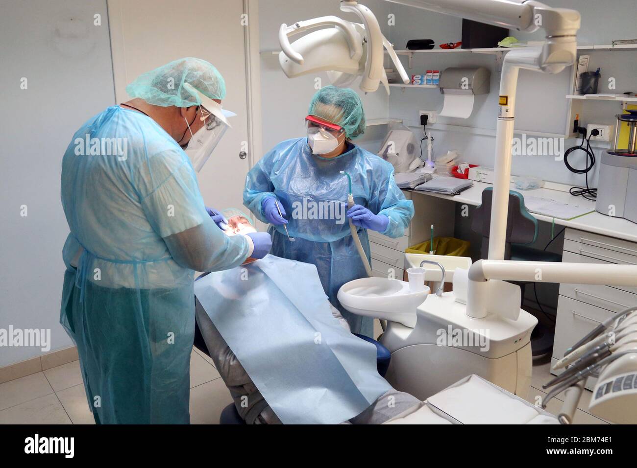 Modena. Dr. Paolo D'Angelo, partner della Comedent Dental Practice vestita con le protezioni prescritte dall'Ausl per combattere il Coronavirus durante la visita di un paziente (ROBERTO BRANCOLINI/Fotogramma, Modena - 2020-05-07) p.s. la foto e' utilizzabile nel rispetto del contenuto in cui e' stata vista, e senza intenzione diffamatorio del decore delle persone rappresentate Foto Stock
