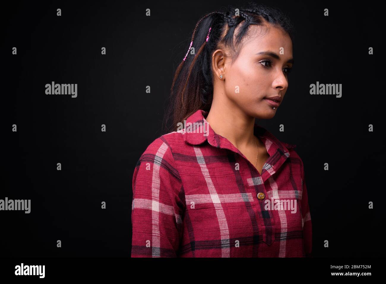 Ritratto di giovane bella donna asiatica hipster Foto Stock