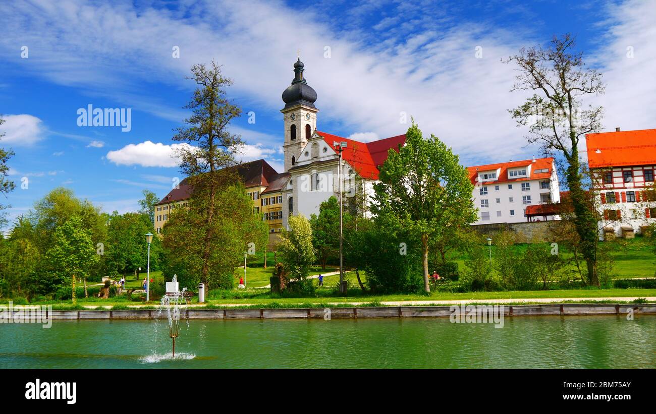 Ehingen, Germania: La chiesa Konvikt ai margini del giardino della città Foto Stock