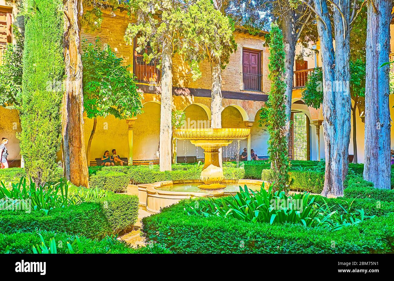 GRANADA, SPAGNA - 25 SETTEMBRE 2019: La fontana in pietra scolpita decora il giardino topario di Daraxa del Palazzo Nasrid in Alhambra, il 25 settembre in Gran Foto Stock