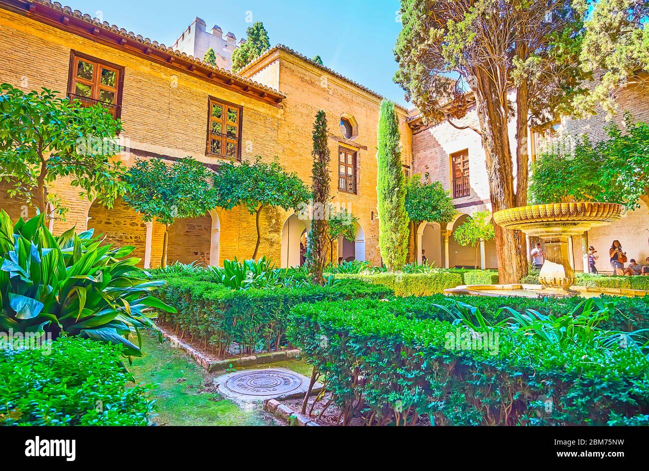 GRANADA, SPAGNA - 25 SETTEMBRE 2019: Il lussureggiante e ombreggiato Giardino di Daraxa del Palazzo Nasrid in Alhambra è il luogo perfetto per rilassarsi e guardare la fontana Foto Stock