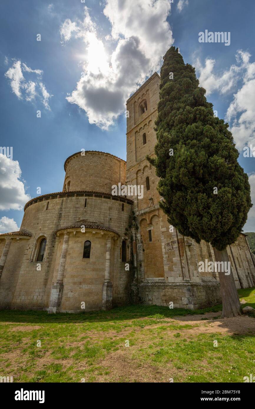 Die Abtei Sant’Antimo liegt ca. nördlich von Castelnuovo dell’Abate in der toskanischen Provinz Siena, Italien und ist eine Kanonie der Prämonstr Foto Stock