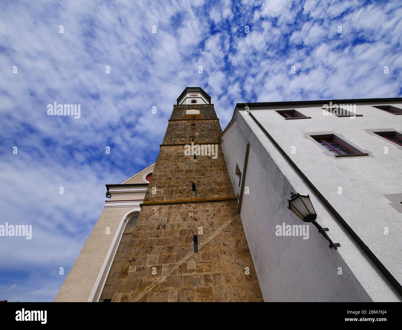 Ehingen, Germania: La torre della chiesa di Liebfrauen sorge in alto nel cielo Foto Stock