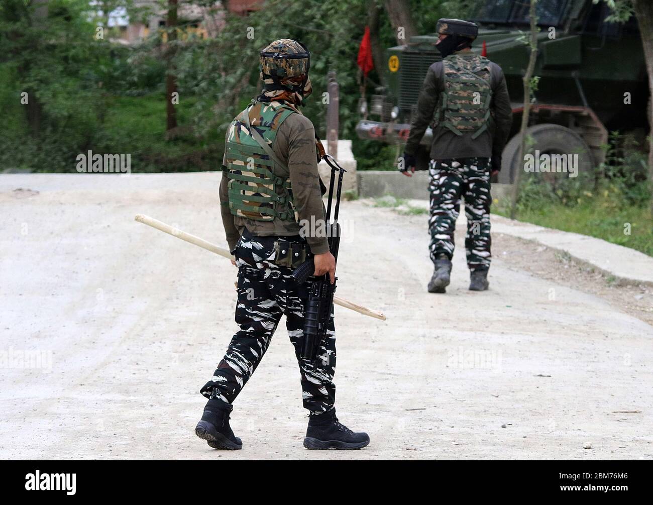 Srinagar, India. 06 maggio 2020. I soldati paramilitari indiani sono in guardia mentre i soldati della polizia e dell'esercito lanciano un'operazione nella zona di Awantipora, a sud del Kashmir, mercoledì. Le forze di sicurezza indiane hanno ucciso un comandante ribelle e il suo aiuto e hanno arrestato i servizi di telefonia mobile e del cellulare durante le proteste anti-India successive. (Foto di Sajad Hameed/Pacific Press) Credit: Pacific Press Agency/Alamy Live News Foto Stock