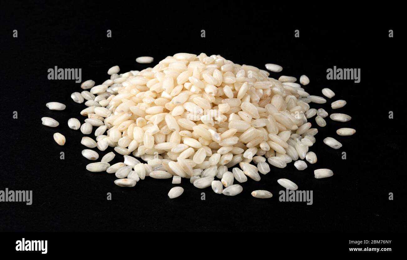 Mucchio di risotto isolato su fondo nero Foto Stock