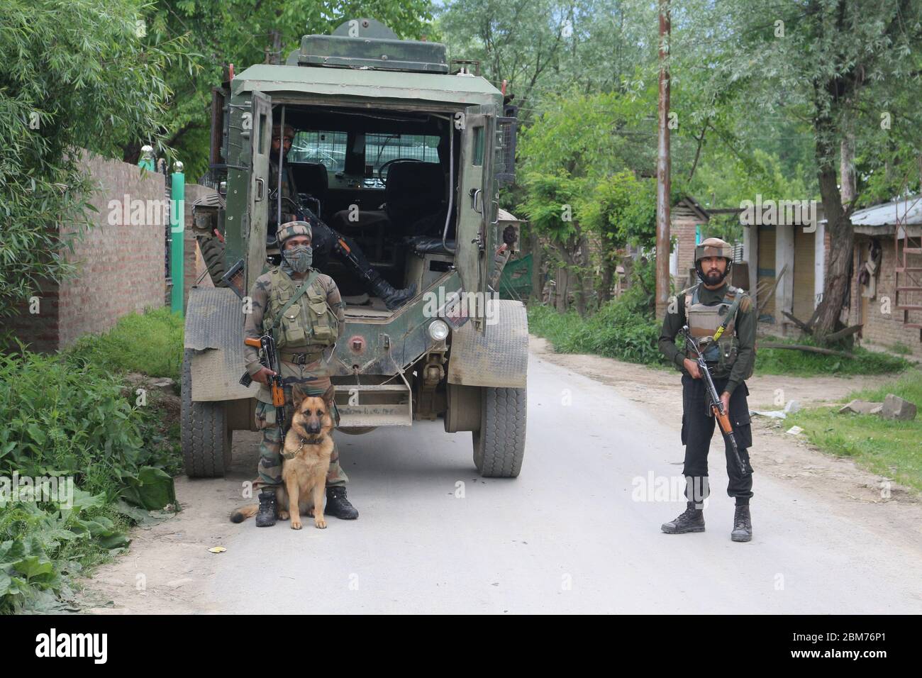 Srinagar, India. 06 maggio 2020. I soldati paramilitari indiani sono in guardia mentre i soldati della polizia e dell'esercito lanciano un'operazione nella zona di Awantipora, a sud del Kashmir, mercoledì. Le forze di sicurezza indiane hanno ucciso un comandante ribelle e il suo aiuto e hanno arrestato i servizi di telefonia mobile e del cellulare durante le proteste anti-India successive. (Foto di Sajad Hameed/Pacific Press) Credit: Pacific Press Agency/Alamy Live News Foto Stock