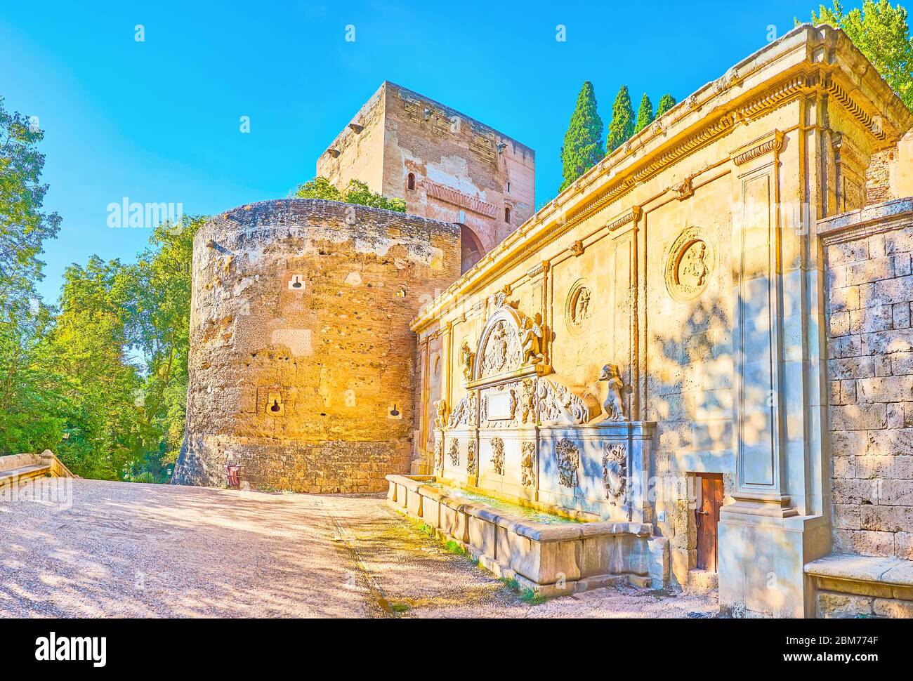 L'attuale fontana Pilar de Carlos V, situata presso la porta di Giustizia della fortezza dell'Alhambra nel parco Cuesta de Gomerez, Granada, Spagna Foto Stock