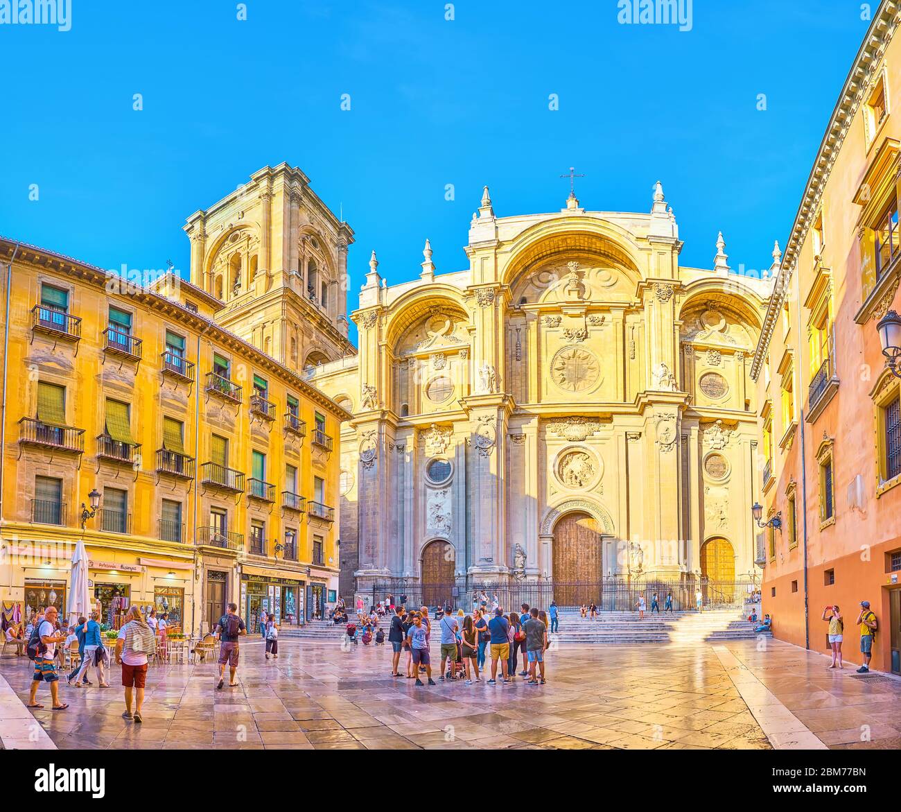 GRANADA, SPAGNA - 25 SETTEMBRE 2019: Plaza de las Pasiegas, situata nel cuore della città vecchia e famosa per i monumenti storici come la Cattedrale e la prefinale Foto Stock