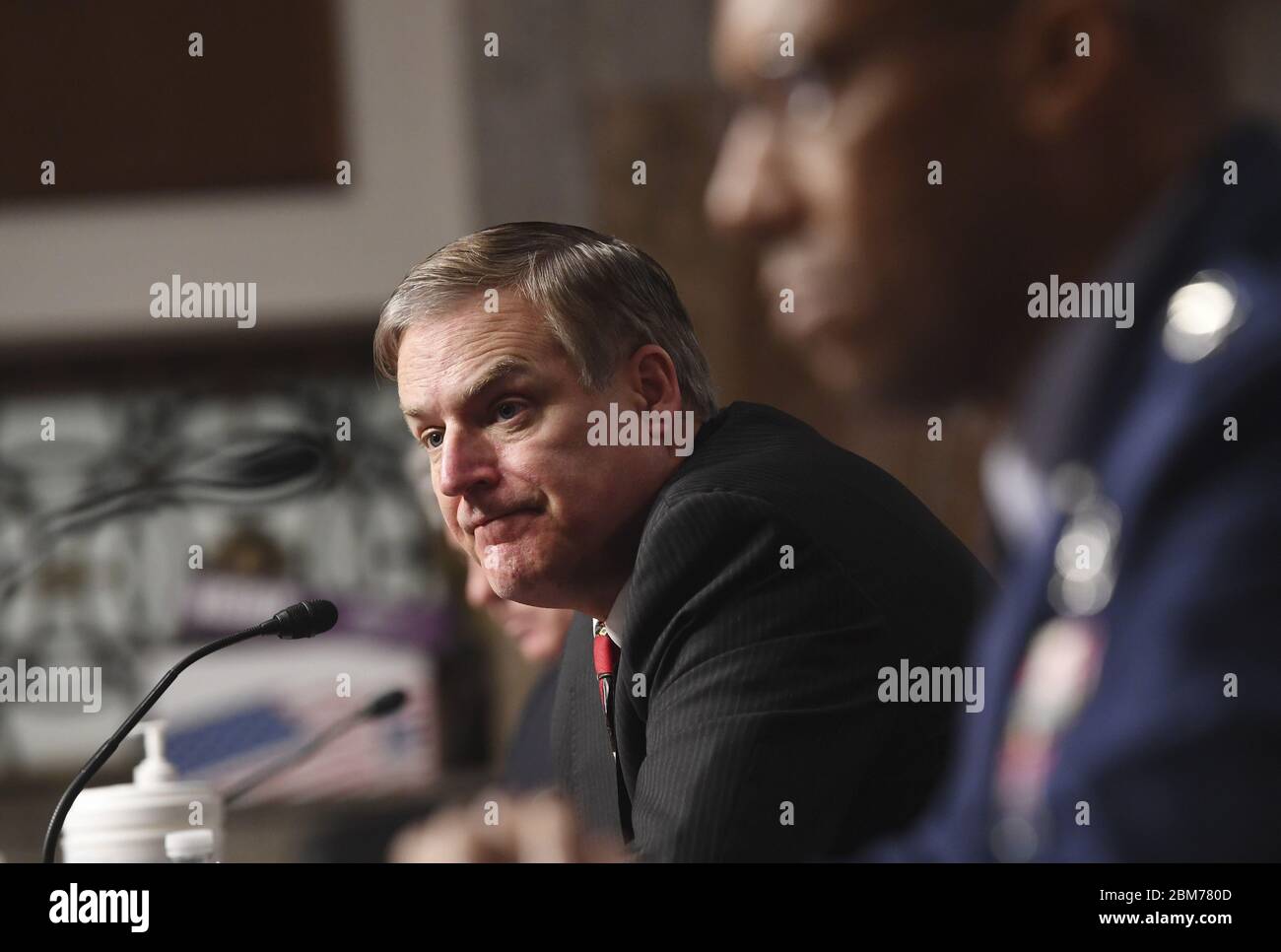 Washington, Stati Uniti. 7 maggio 2020. James H. Anderson, a sinistra e il generale Charles Q. Brown testimoniano durante un'audizione dei servizi armati del Senato a Capitol Hill a Washington, DC, Giovedi, 7 maggio 2020. L'audizione è in corso per esaminare le candidature di Braithwaite a diventare Segretario della Marina, Anderson a essere Vice Segretario sotto, e Brown, Jr. A essere Capo di Stato maggiore, l'aviazione militare degli Stati Uniti. Foto di Kevin Dietsch/UPI Credit: UPI/Alamy Live News Foto Stock