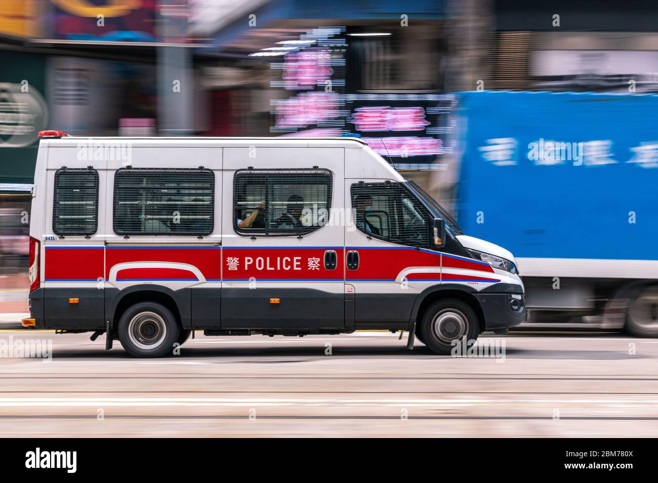 Casueway Bay, Hong Kong - 01 maggio 2020 : viaggio in auto della polizia nel quartiere degli affari di Hong Kong Foto Stock Casueway Bay, Hong Kong - 01 maggio 2020 : viaggio in auto della polizia nel quartiere degli affari di Hong Kong Foto Stock