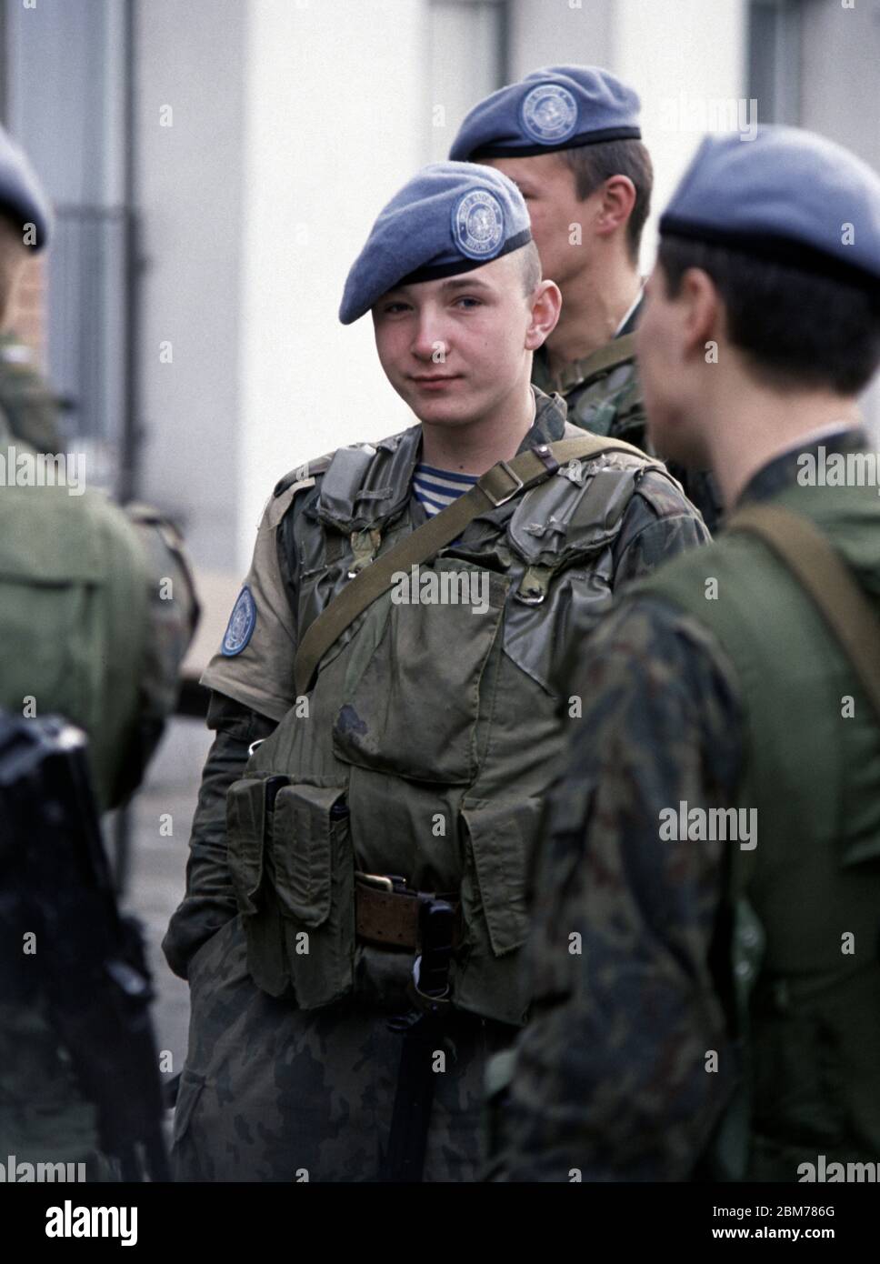 23 febbraio 1994 durante l'assedio di Sarajevo: Soldati delle forze aeree russe (VDV) sono appena arrivati alle loro caserme a Grbavica, una zona bosniaca-serba di Sarajevo. Foto Stock