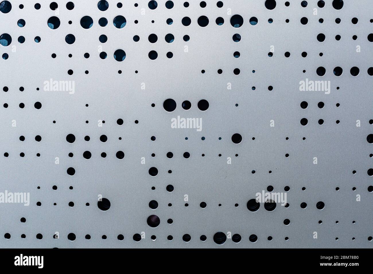 Lamiera di alluminio con fori. Frammento di facciata. Sfondo metallico. Foto Stock