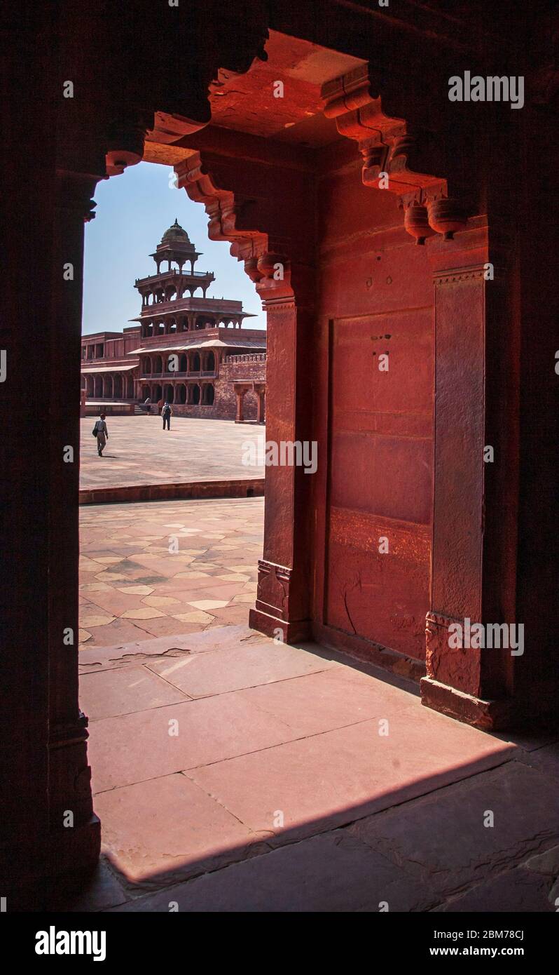 Una vista del cortile principale e del Panch Mahal dall'interno del Diwan-i-Khas decorato edificio di Fatehpur Sikri, Uttar Pradesh, India Foto Stock