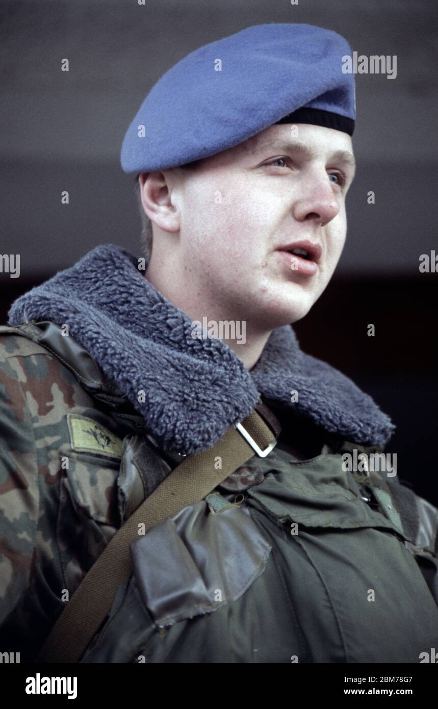 23 febbraio 1994 durante l'assedio di Sarajevo: Un soldato delle forze aeree russe (VDV) è appena arrivato alle sue caserme a Grbavica, una zona bosniaca-serba di Sarajevo. Foto Stock