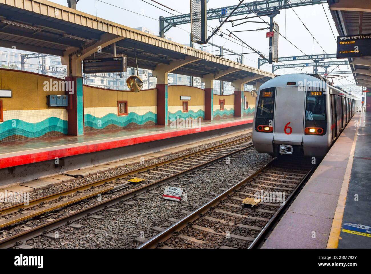 Metropolitana pubblica che arriva alla stazione Shastri Park a Nuova Delhi, India, Asia. Più di 5 passeggeri di lakhs viaggiano dalla metropolitana di Delhi. Metro Rail Corporation. Foto Stock