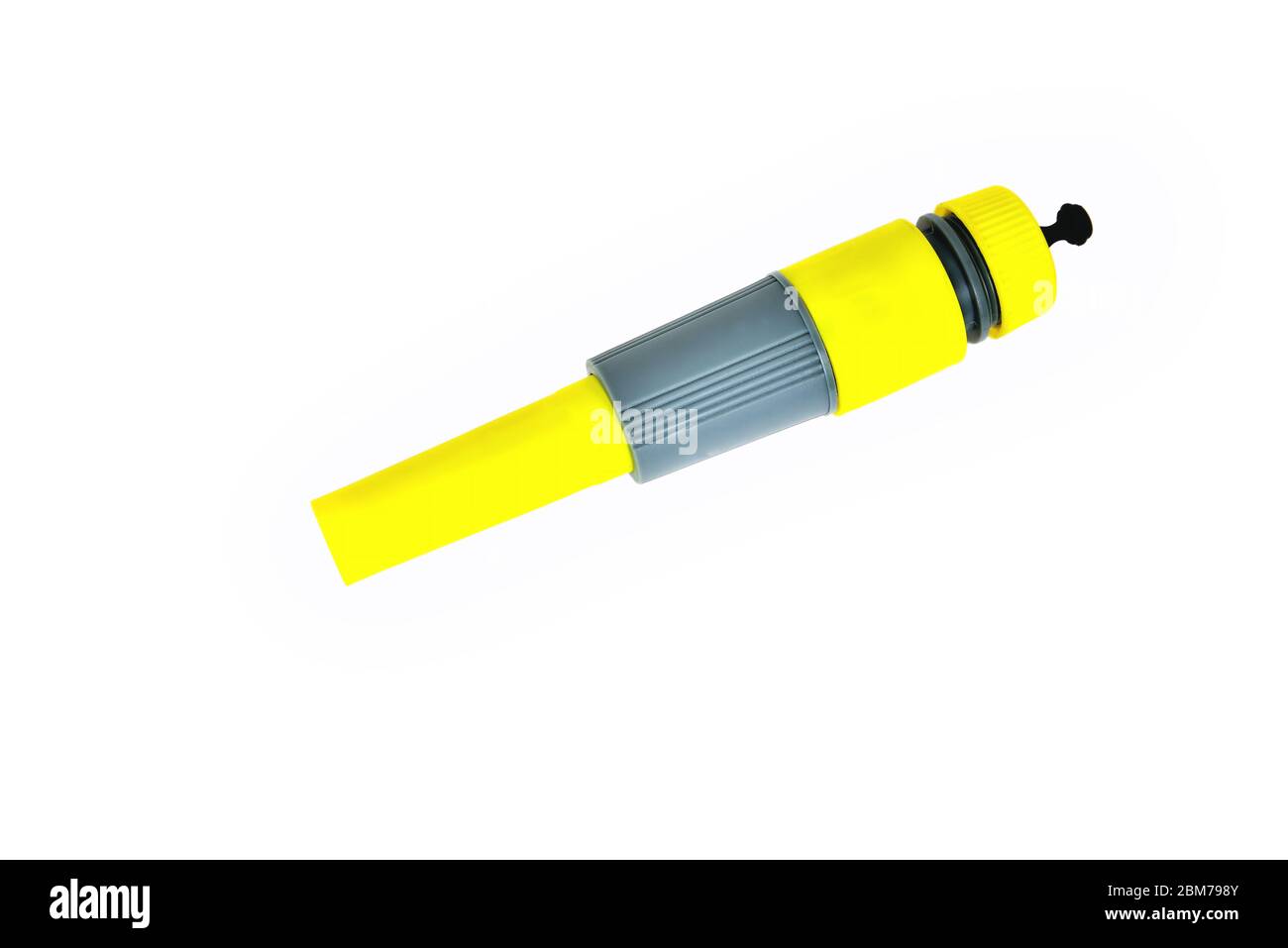 spruzzatore di acqua per innaffiamento a mano prati giallo-grigio primo piano sfondo bianco Foto Stock