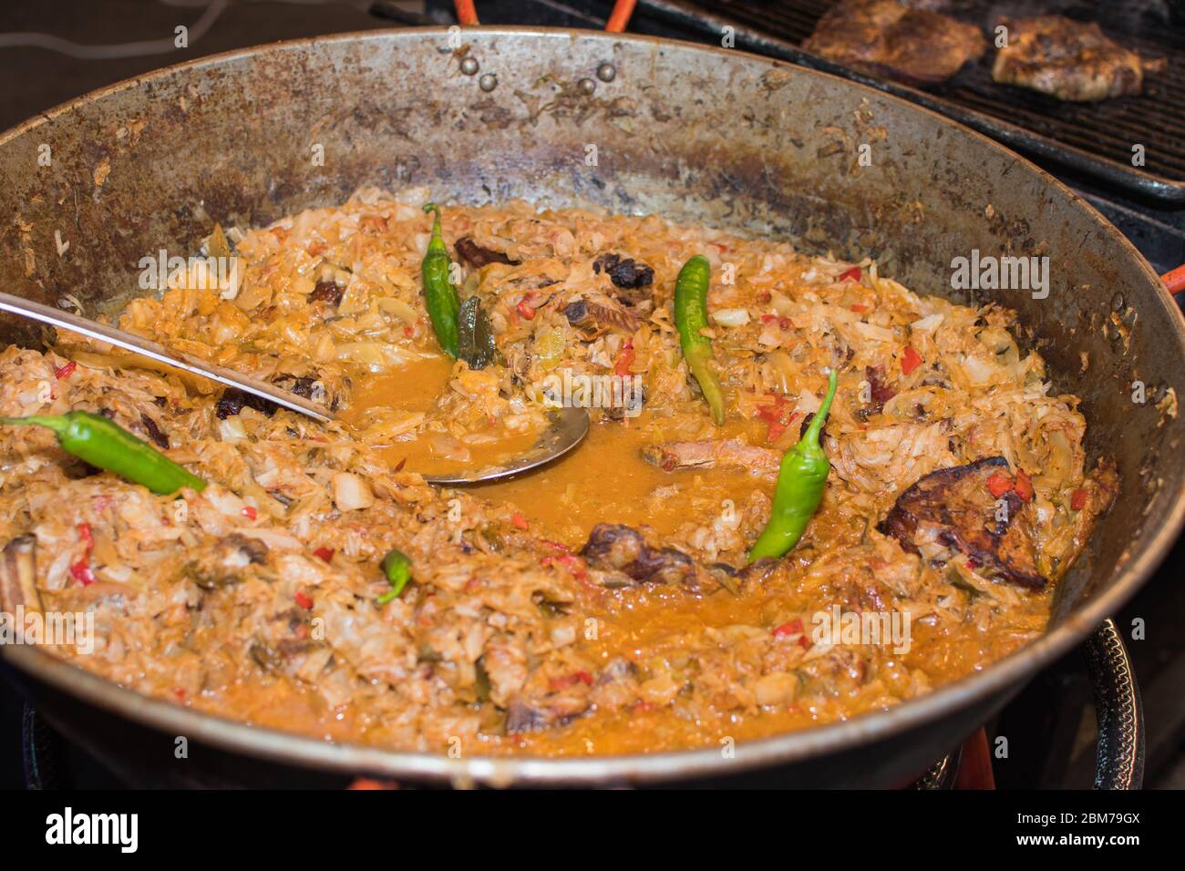 Tradizionale piatto rumeno chiamato 'sarmale', preparato in forno tradizionale. Panini di carne tritati, cavolo e riso piatto speciale Foto Stock