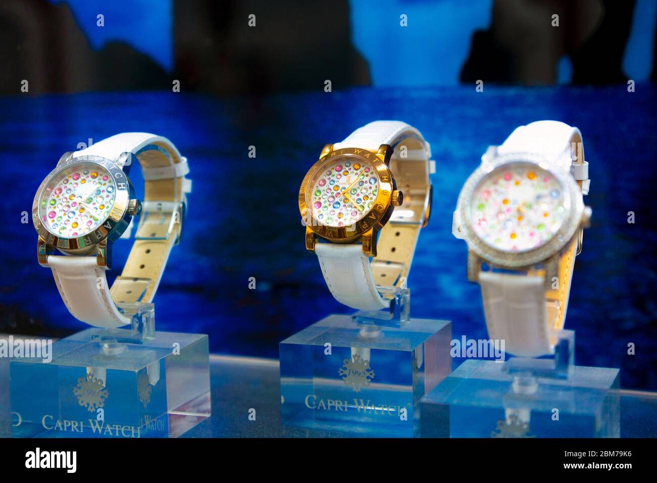 Mostra di decorazioni guardate al negozio Capri Watch di Capri Foto Stock