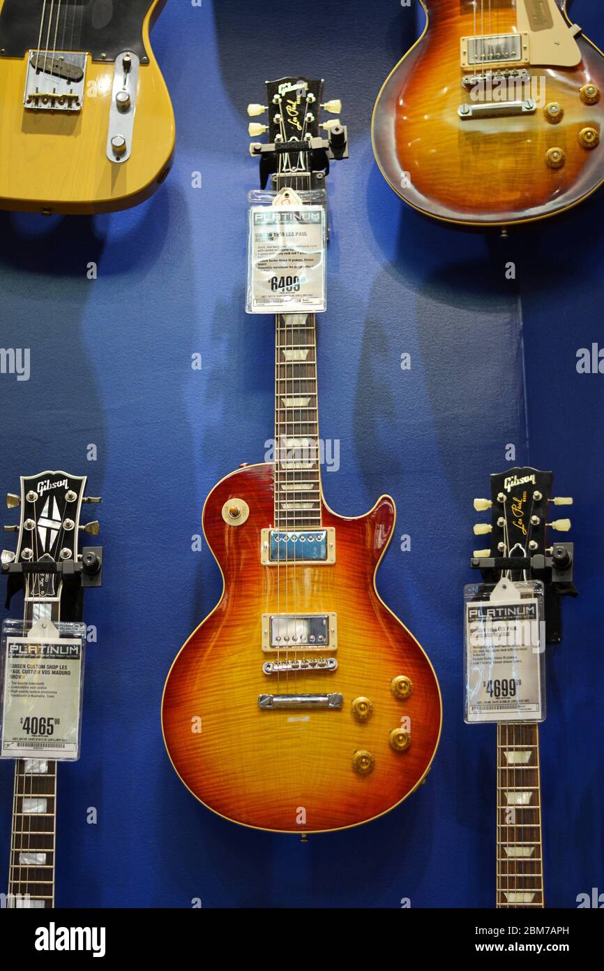 Ristampa di una chitarra Gibson Les Paul d'epoca del 1959 in vendita al Guitar Center sulla West 14th Street a Manhattan, New York City Foto Stock
