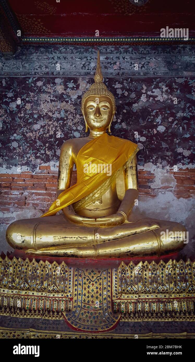 Statue di Buddha meditanti d'oro in un corridoio nel tempio di Wat Suthat Thepwararam Bankok, Thailandia 25/11/2019 Foto Stock