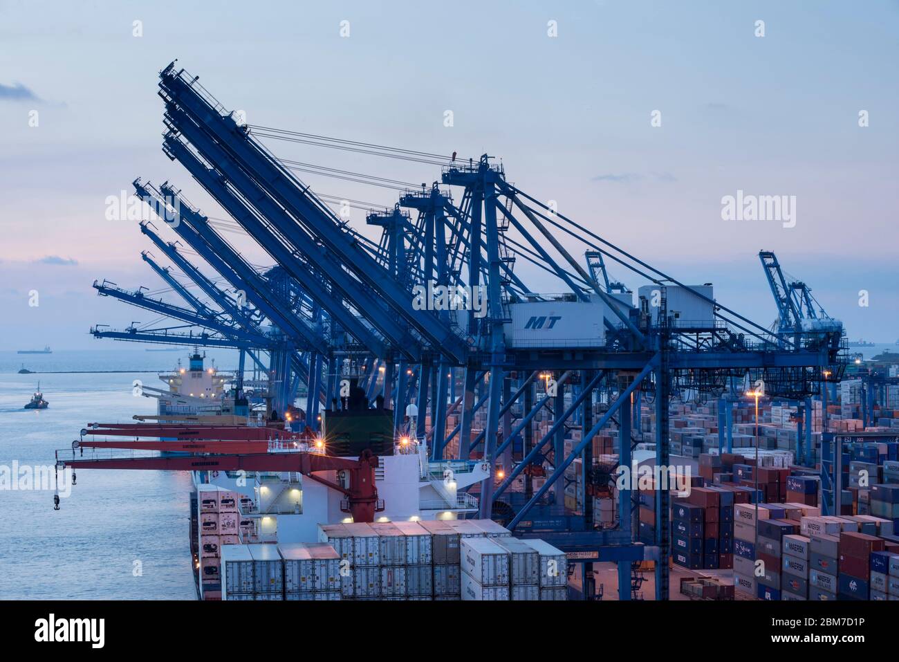 Una nave container è caricata nel porto principale di Manzanillo International Port a Colon City, lato caraibico di Panama, America Centrale Foto Stock