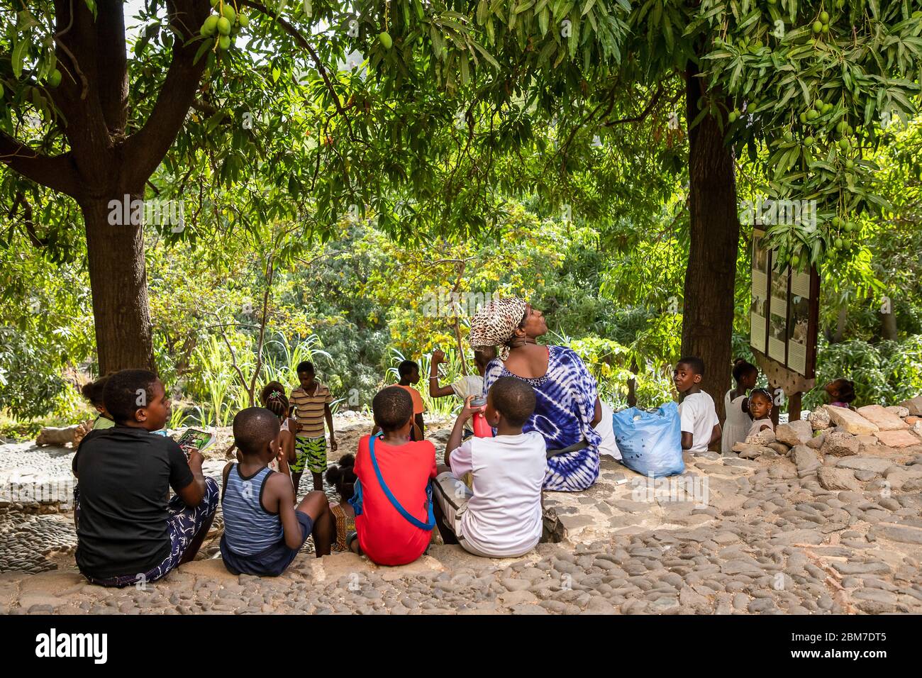 Alunni neri e insegnante in classe scolastica all'aperto nella città di Cidade Velha sull'isola di Santiago, Capo Verde / Cabo Verde Foto Stock