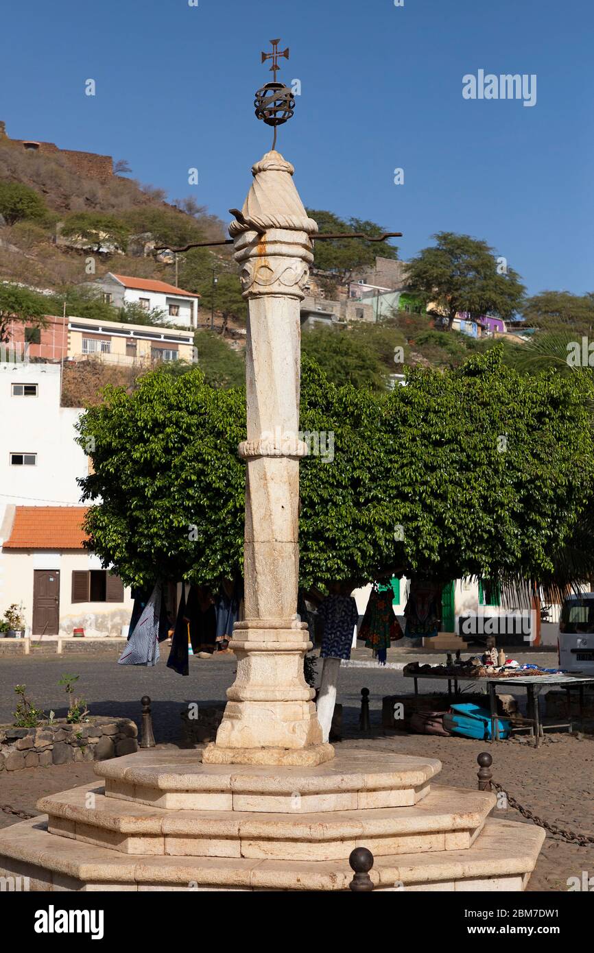 Pelourinho / pietra pillory, colonna di marmo bianco in stile Manueline sul mercato degli schiavi nella città Cidade Velha sull'isola di Santiago, Capo Verde Foto Stock