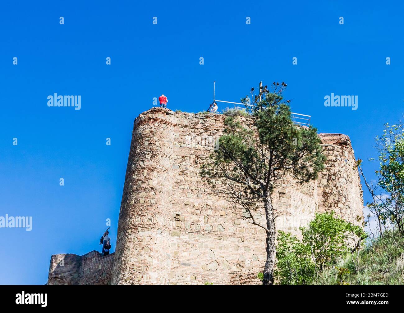 Turisti che prendono selfie alla fortezza di Narikala le principali località della città. Tbilisi, Georgia Foto Stock