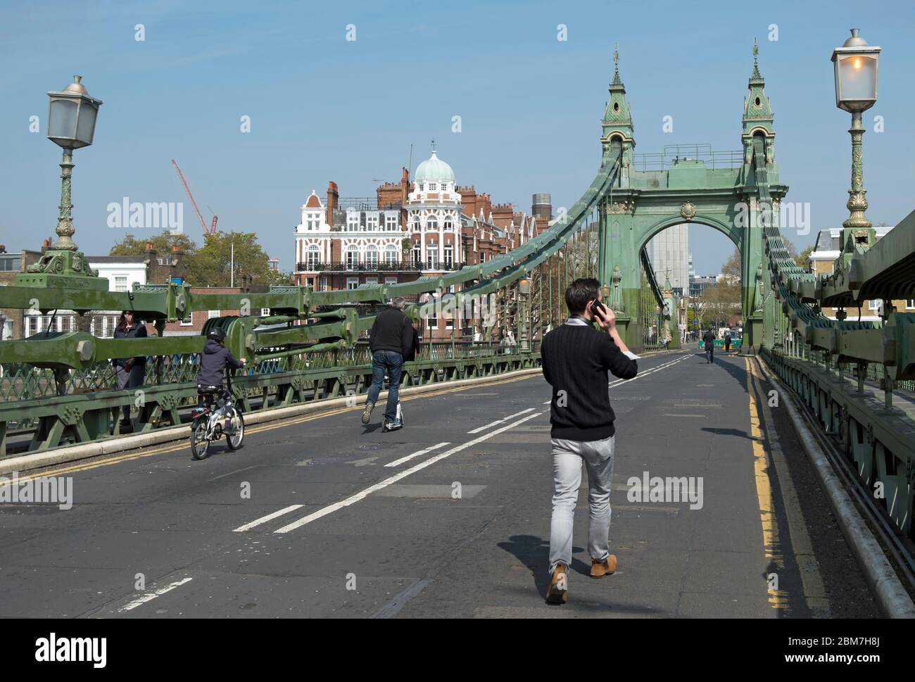 hammersmith bridge, londra, inghilterra, con pedoni e bambini poco dopo il ponte è stato chiuso al traffico automobilistico per le riparazioni Foto Stock