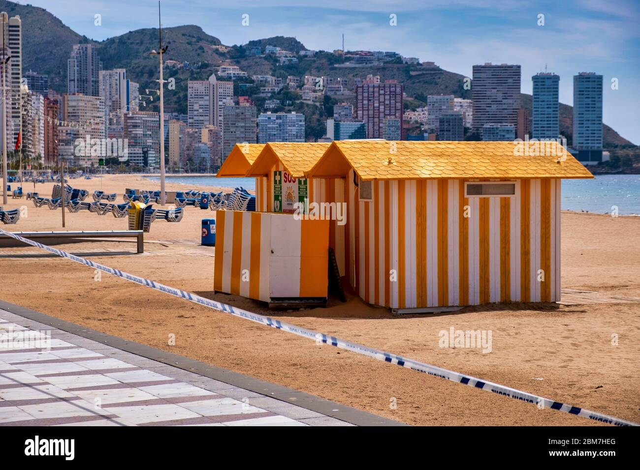 Benidorm, Alicante Spagna, 4.5.2020, corona crisi: Bagnino abbandonato casa sulla spiaggia di Playa Levante Foto Stock