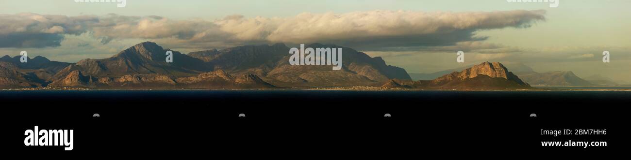 Panorama di Rooi-Els e Pringle Bay, False Bay, da Cape Point, Sud Africa Foto Stock