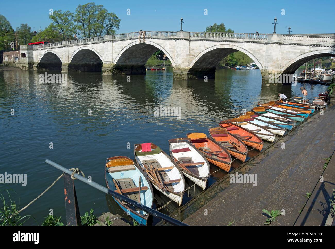 barche a remi a noleggio sul tamigi vicino al ponte di richmond, richmond, surrey, inghilterra Foto Stock