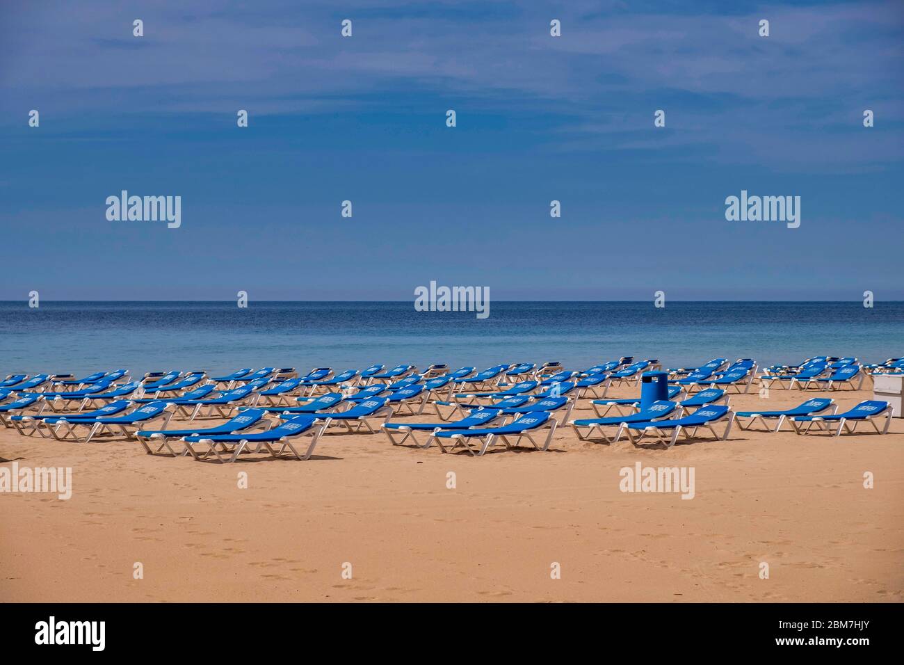 Benidorm, Alicante Spagna, 4.5.2020, crisi corona: Lettini vuoti sulla spiaggia deserta di Playa Levante Foto Stock