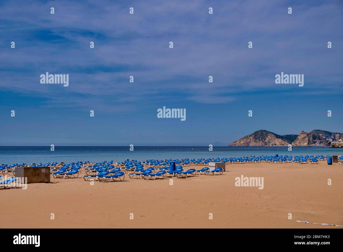 Benidorm, Alicante Spanien, 4.5.2020, Coronakrise: Leere Sonnenliegen am menschenleeren Playa Levante Strand Foto Stock